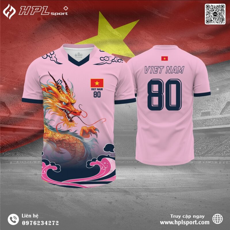 Áo bóng đá Việt Nam màu hồng pastel cá tính với họa tiết rồng quyền lực